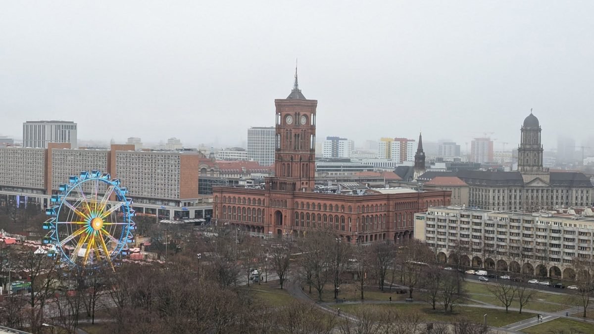 Czerwony Ratusz i diabelski młyn jarmarku świątecznego widziane z tarasu Katedry Berlińskiej