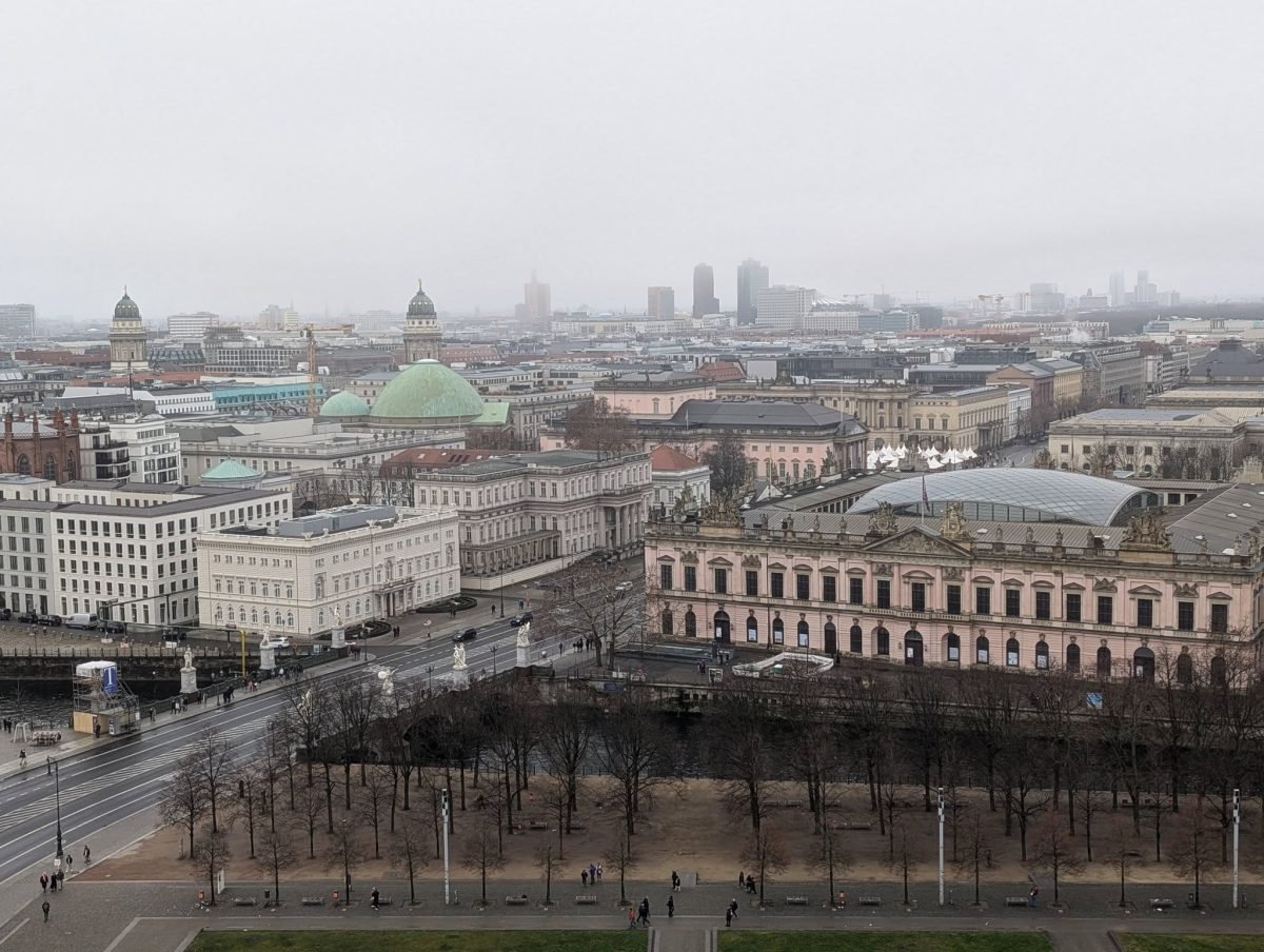 Widok z tarasu Katedry Berlińskiej na centrum Berlina we mgle, w oddali wieżowce Potsdamer Platz