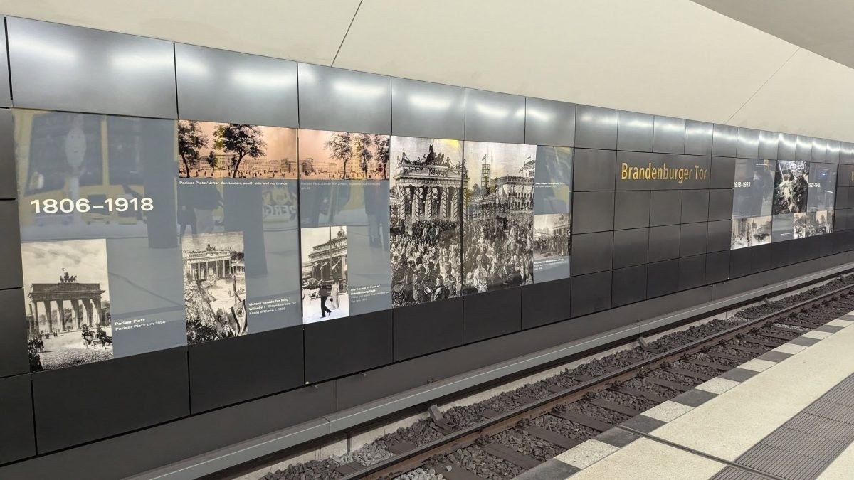 Peron stacji metra Brandenburger Tor ze zdjęciami z historii Bramy na ścianie