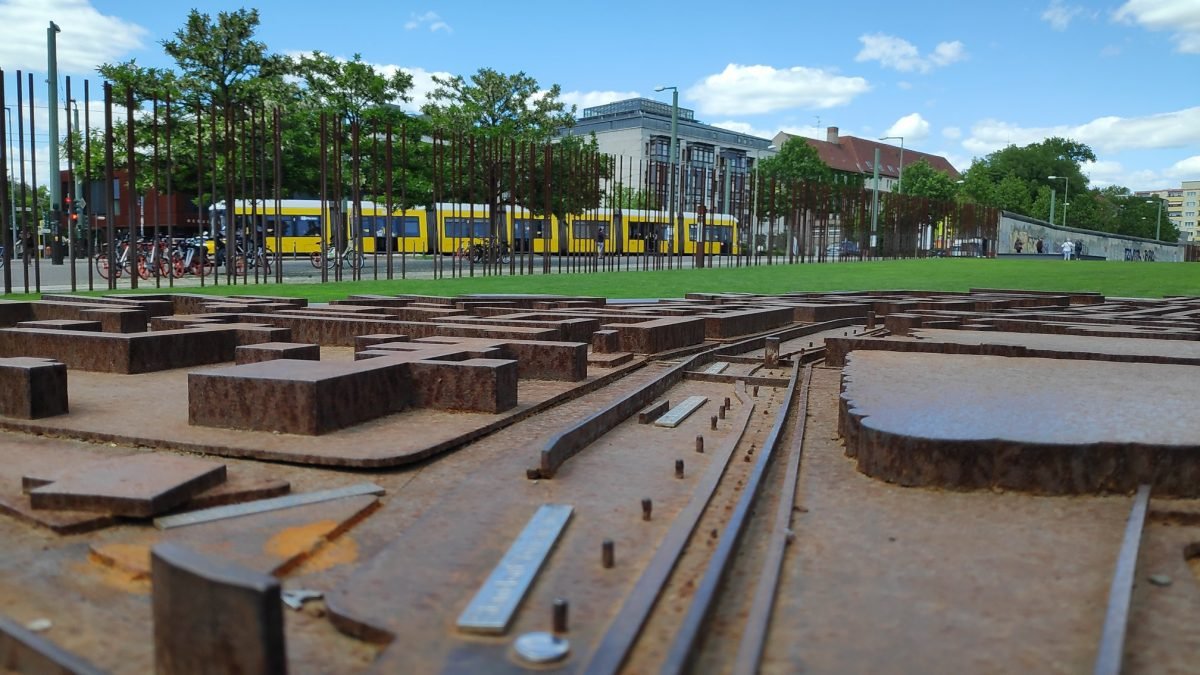 Miniaturowy plan pasa granicznego w Miejscu Pamięci Muru Berlińskiego