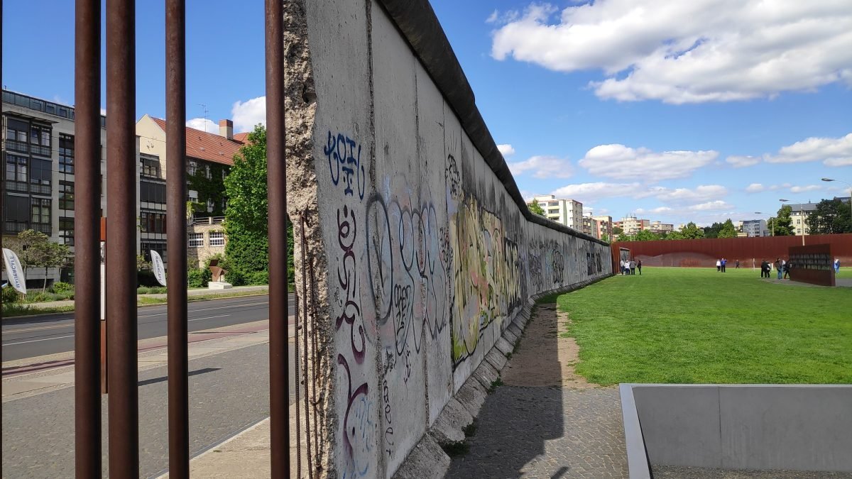 Miejsce Pamięci Muru Berlińskiego przy Bernauer Straße – stalowe pręty wyznaczają dawny bieg muru