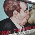 Mural „Pocałunek braterski” – Breżniew i Honecker na East Side Gallery w Berlinie