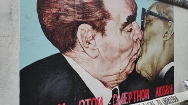 Mural „Pocałunek braterski” – Breżniew i Honecker na East Side Gallery w Berlinie