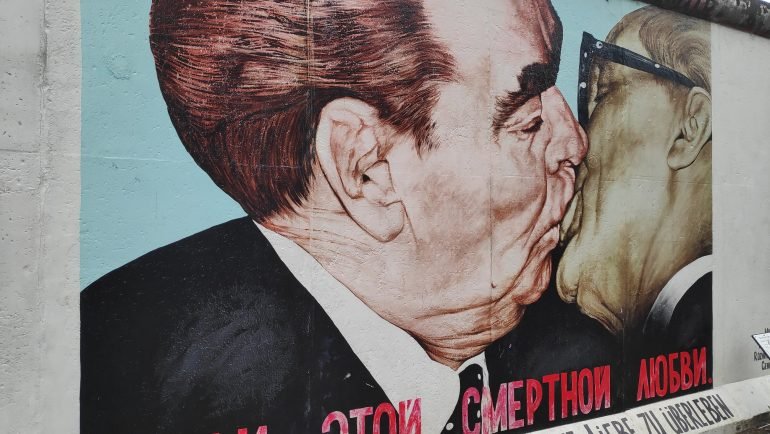 Mural „Pocałunek braterski” – Breżniew i Honecker na East Side Gallery w Berlinie