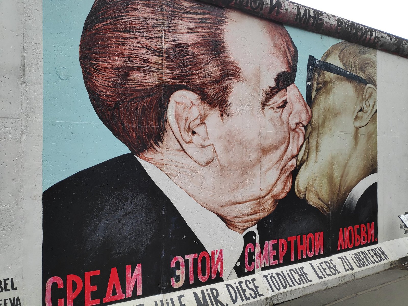 Mural „Pocałunek braterski” – Breżniew i Honecker na East Side Gallery w Berlinie