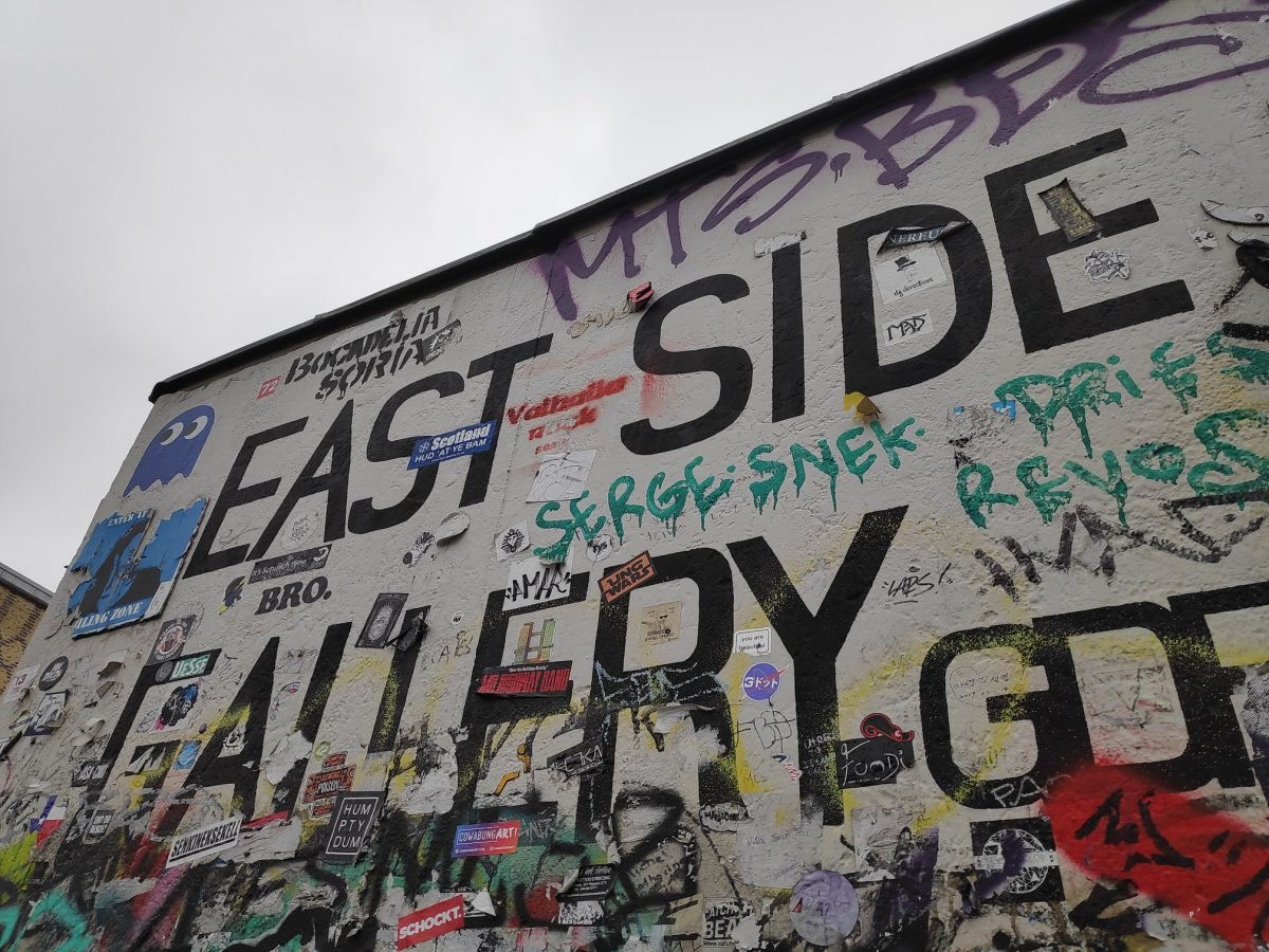Napis East Side Gallery na fragmencie Muru Berlińskiego