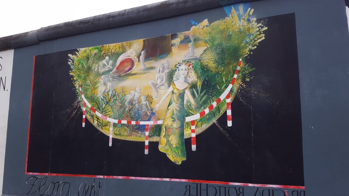 Kolorowy mural na Murze Berlińskim – East Side Gallery