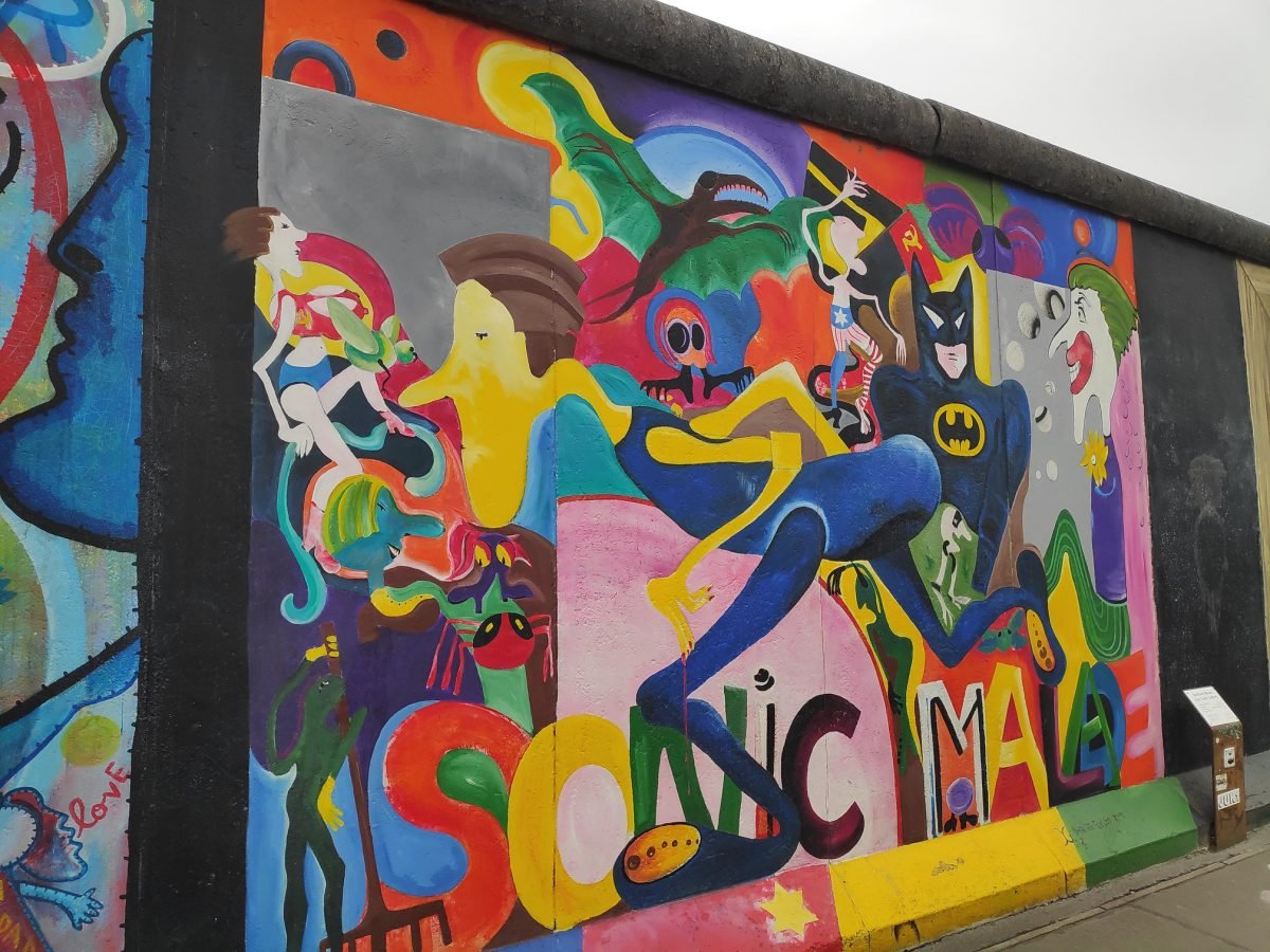 Komiksowy mural na East Side Gallery w Berlinie