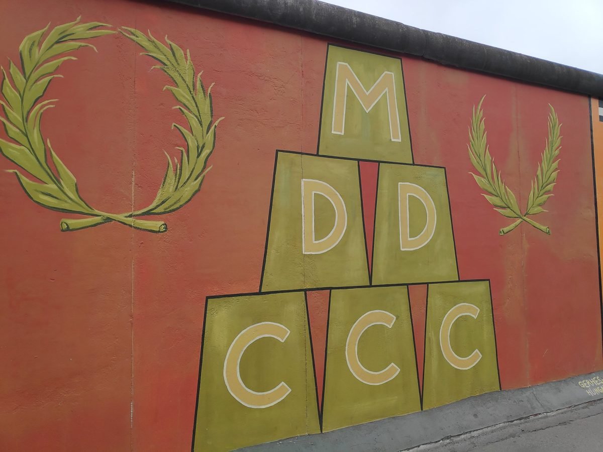 Mural z wieńcami laurowymi na East Side Gallery