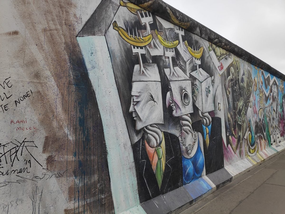 Mural z szarymi twarzami na East Side Gallery