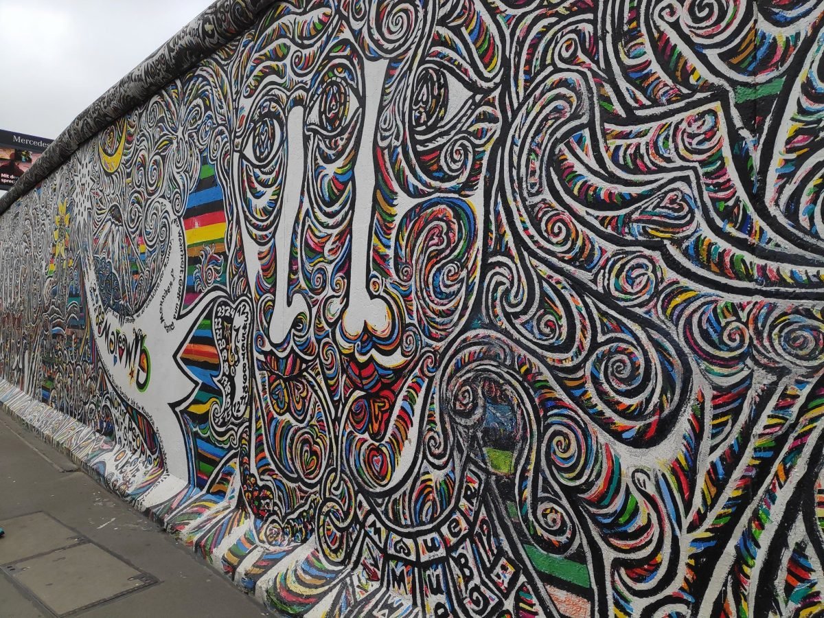 Mural z falistymi wzorami na East Side Gallery