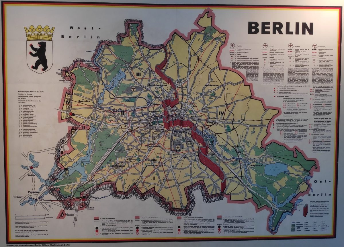 Mapa Berlina z historycznym przebiegiem muru