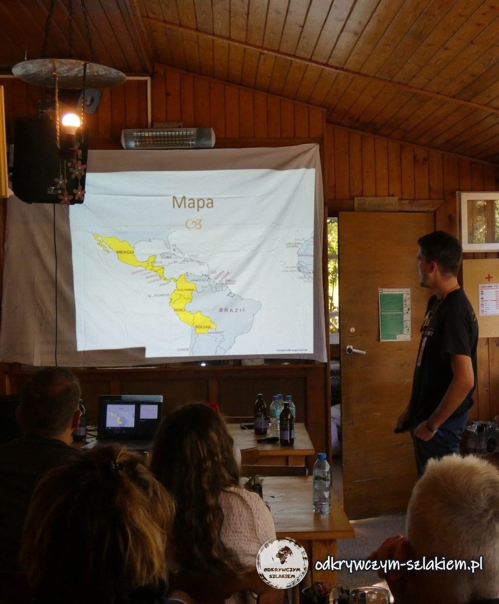 Charla sobre Guatemala, El Salvador y Honduras en la sala del refugio Soszów, con un mapa de Centroamérica en la pantalla