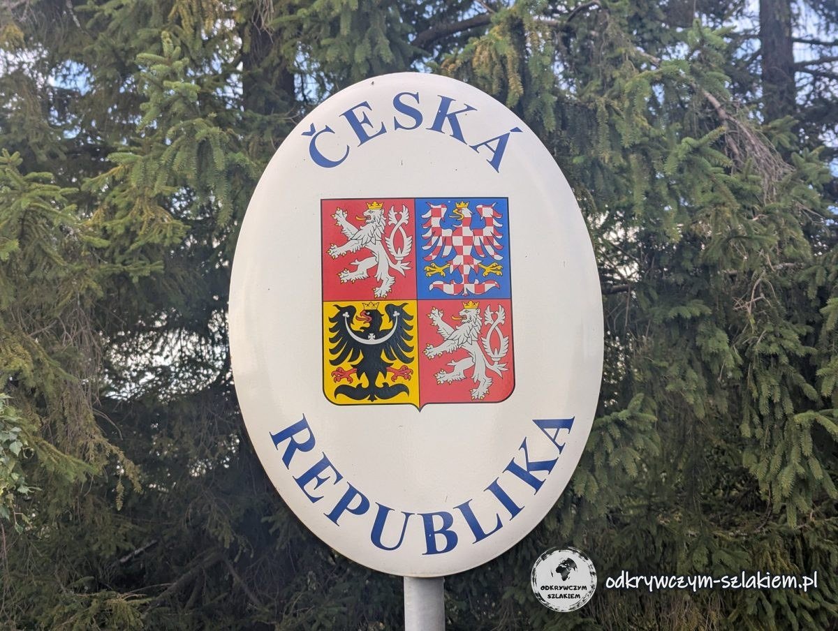 El cartel fronterizo Česká republika junto al sendero de Soszów al Wielki Stożek