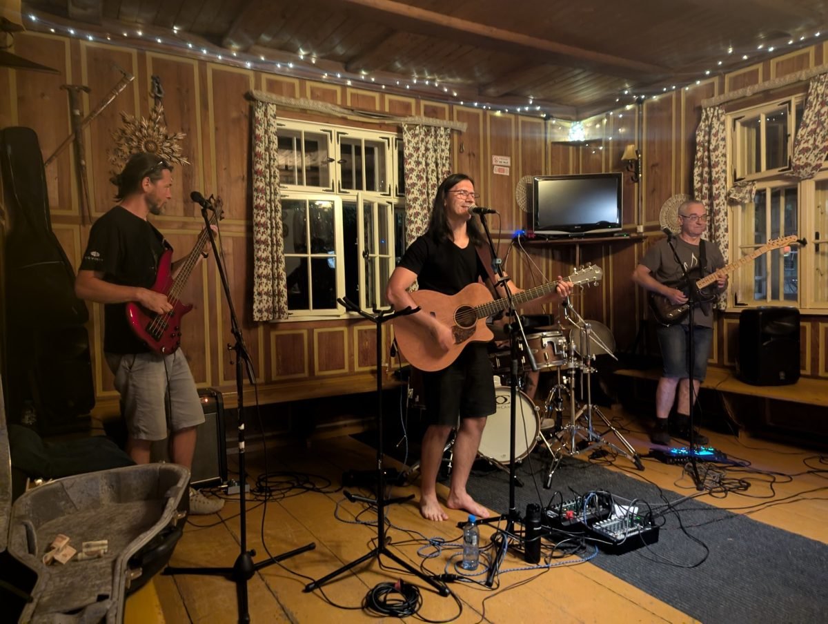 Concierto en la sala de madera del refugio Soszów durante el Festival de Viajeros de los Beskides