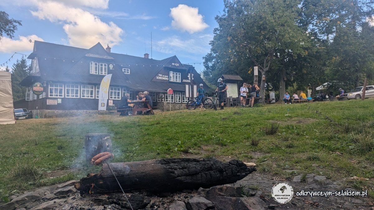 Hoguera con salchichas en el claro frente al refugio Soszów