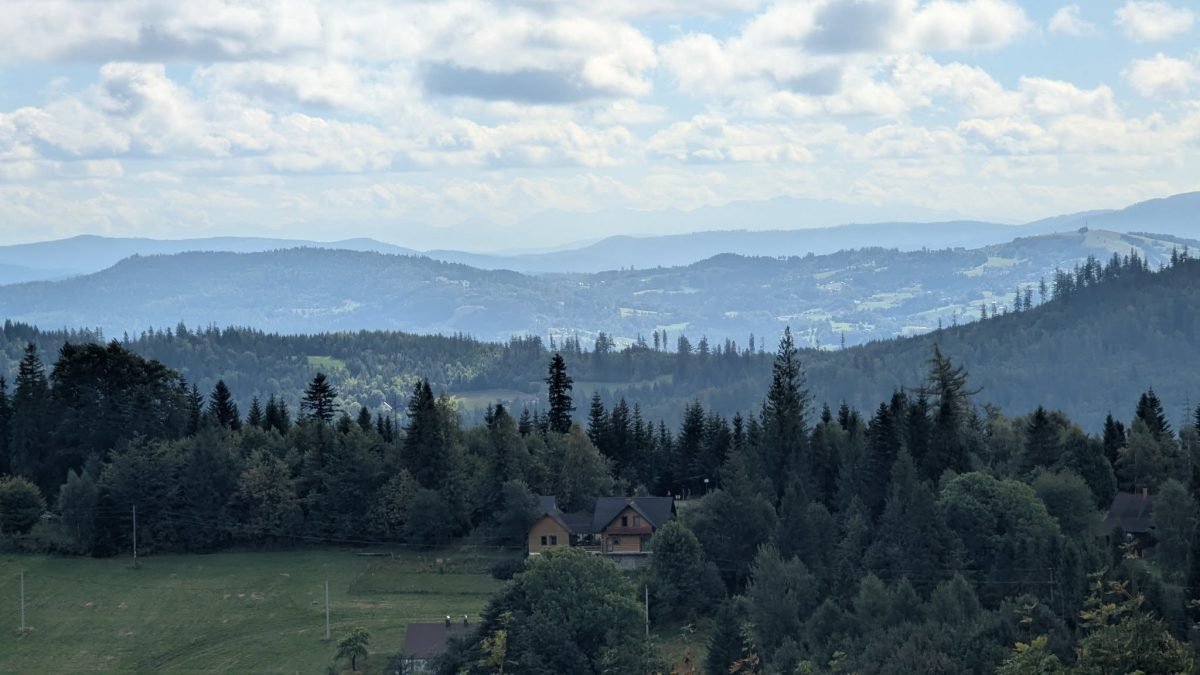 Panorámica de las sierras boscosas de los Beskides de Silesia desde el sendero al Wielki Stożek