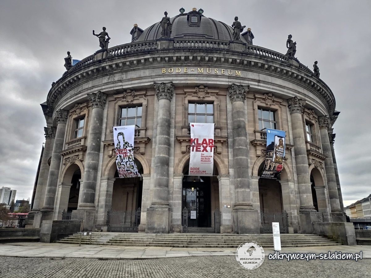 Fasada Bode-Museum na Wyspie Muzeów w Berlinie
