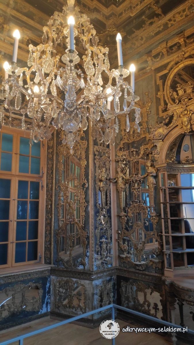 Złocony barokowy gabinet z żyrandolem w Bode-Museum