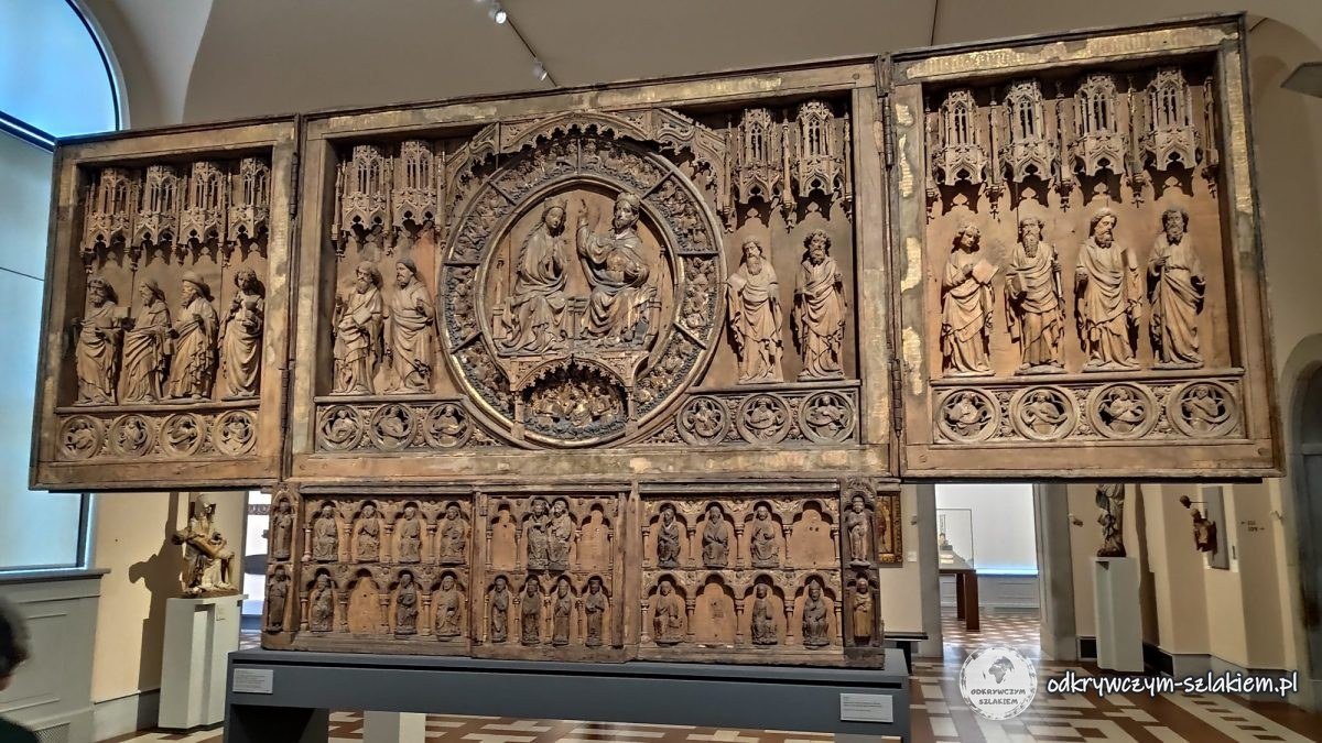 Kamienny gotycki ołtarz w sali rzeźby Bode-Museum