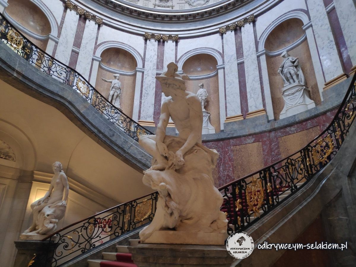 Klatka schodowa z rzeźbami w Bode-Museum