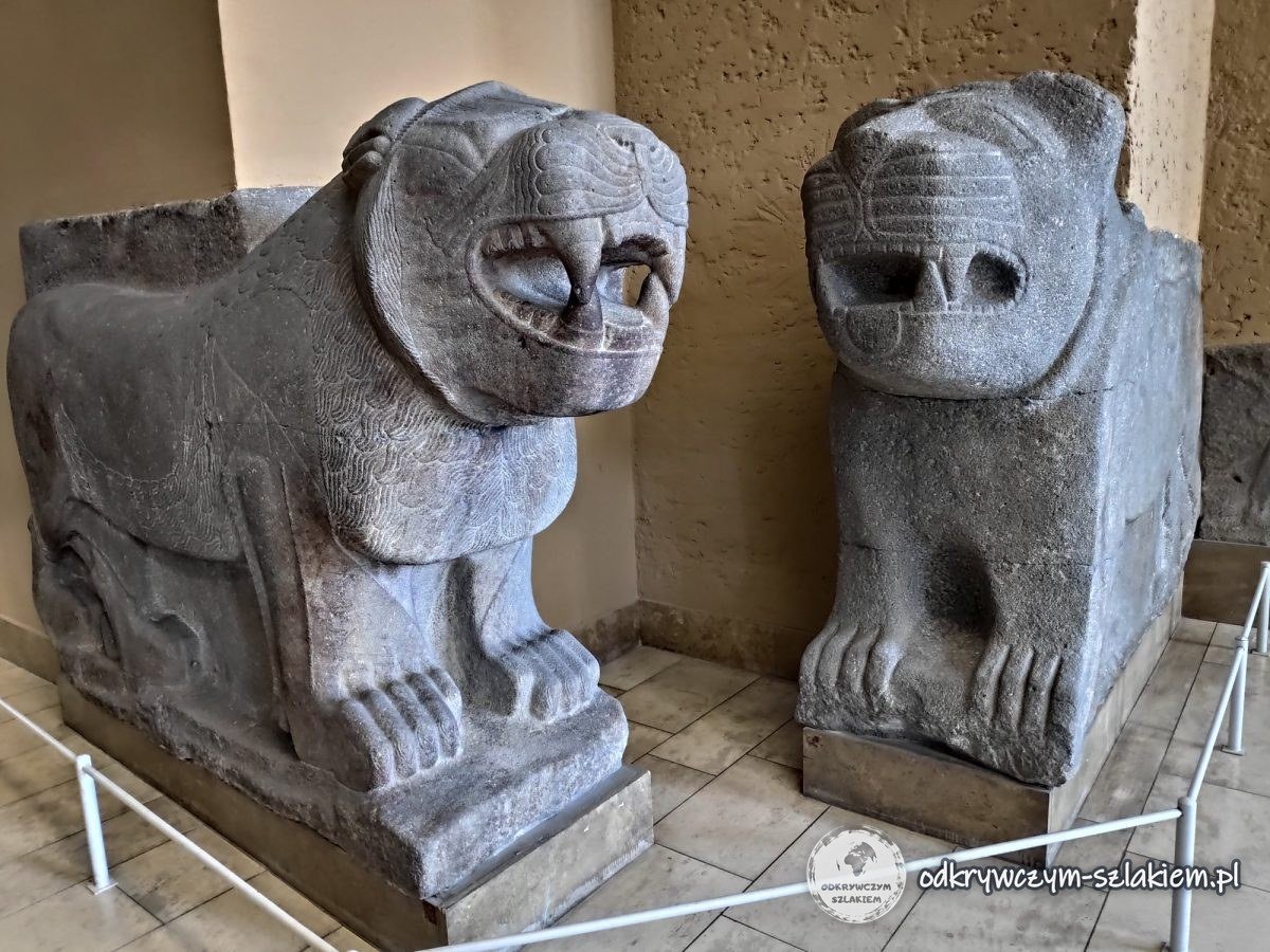 Kamienne posągi lwów w Muzeum Bliskiego Wschodu w Pergamonmuseum