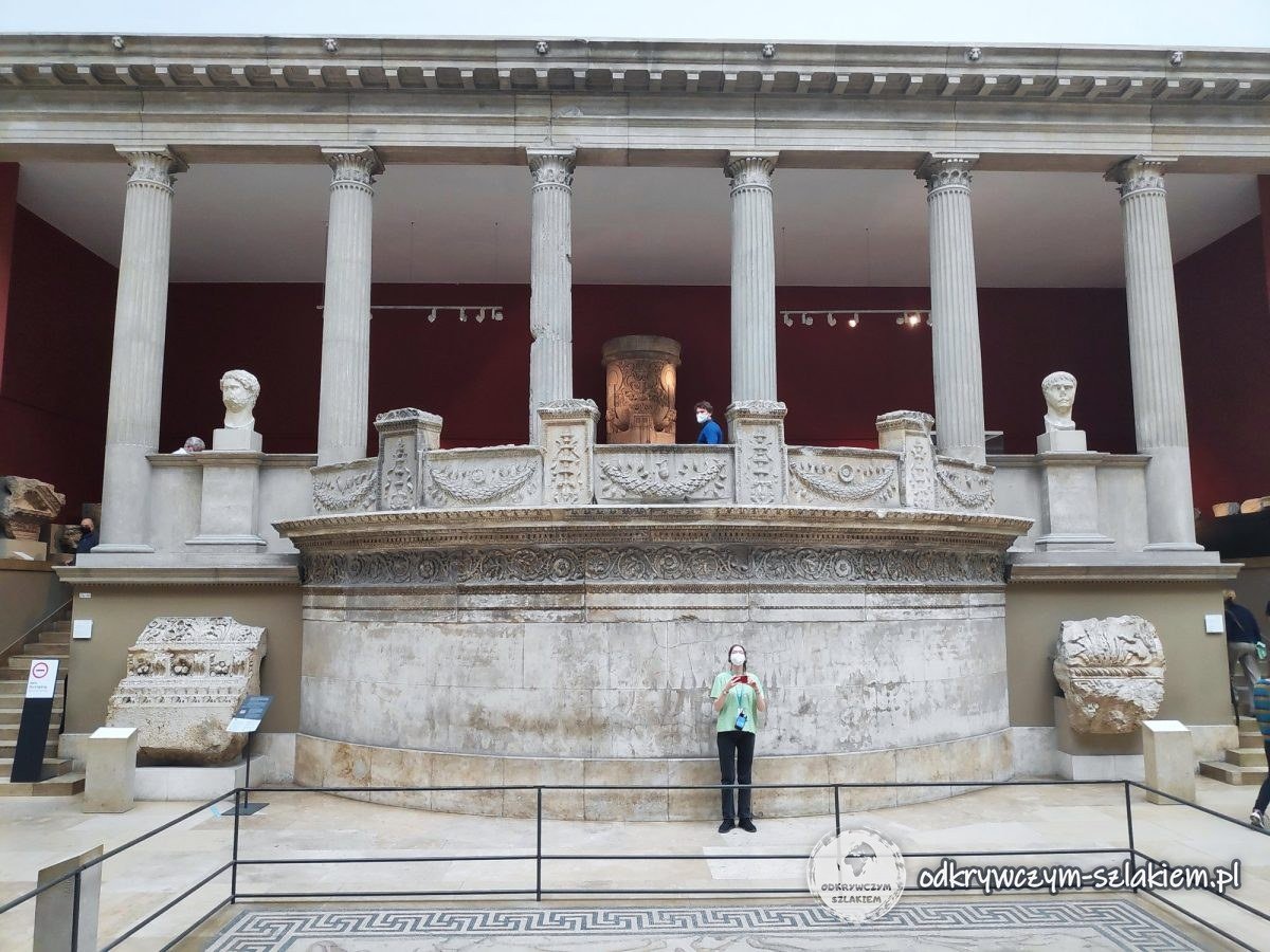 Fragment antycznej architektury z posągami w Pergamonmuseum