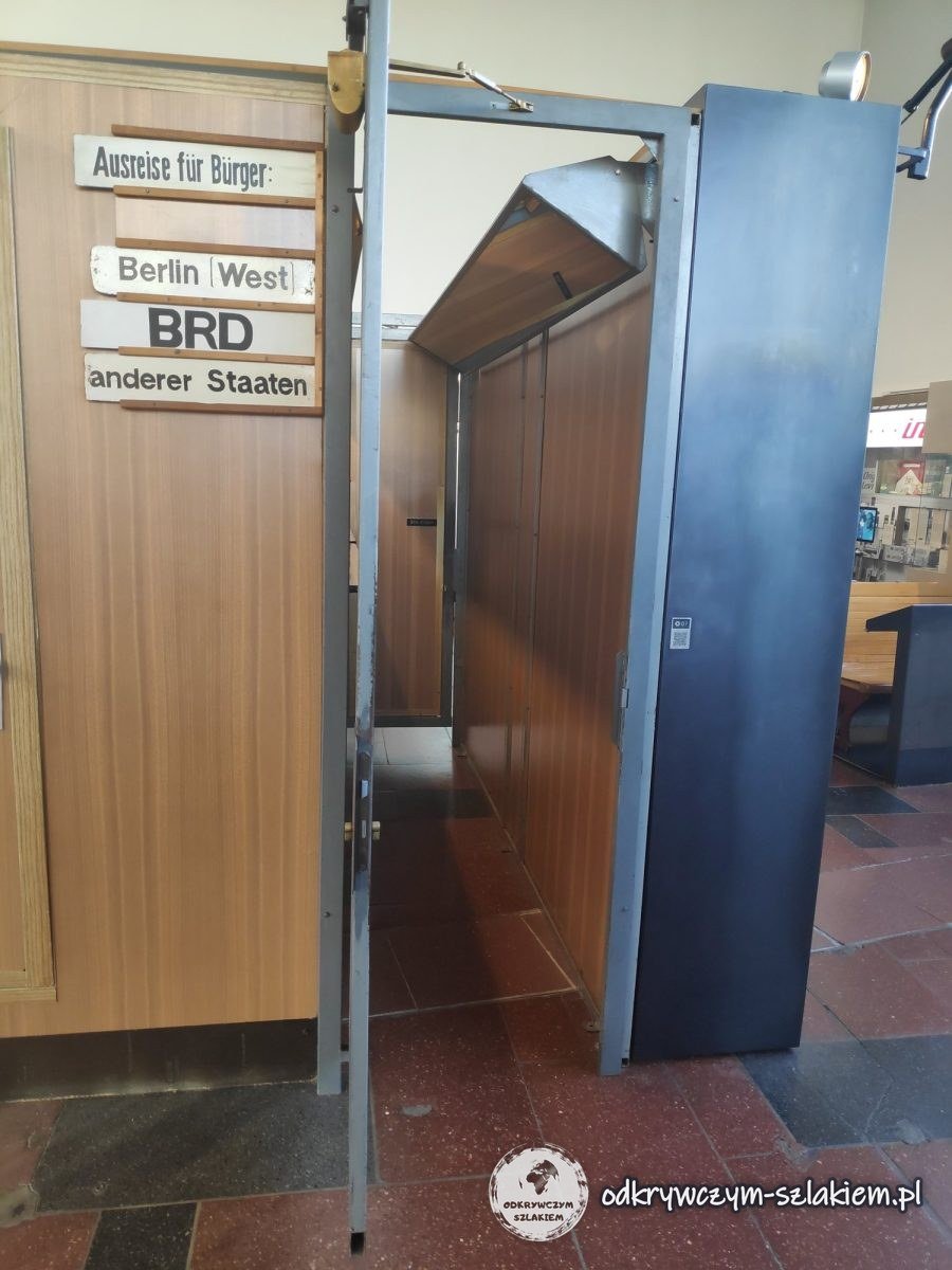 Wejście do kabiny kontroli granicznej w Tränenpalast