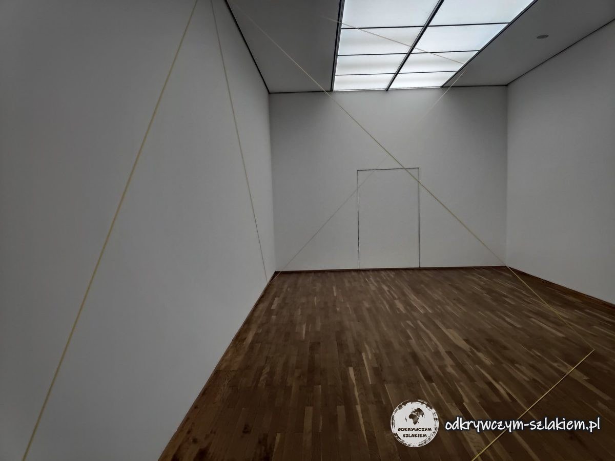 Instalacja Freda Sandbacka z napiętych nici w Hamburger Bahnhof