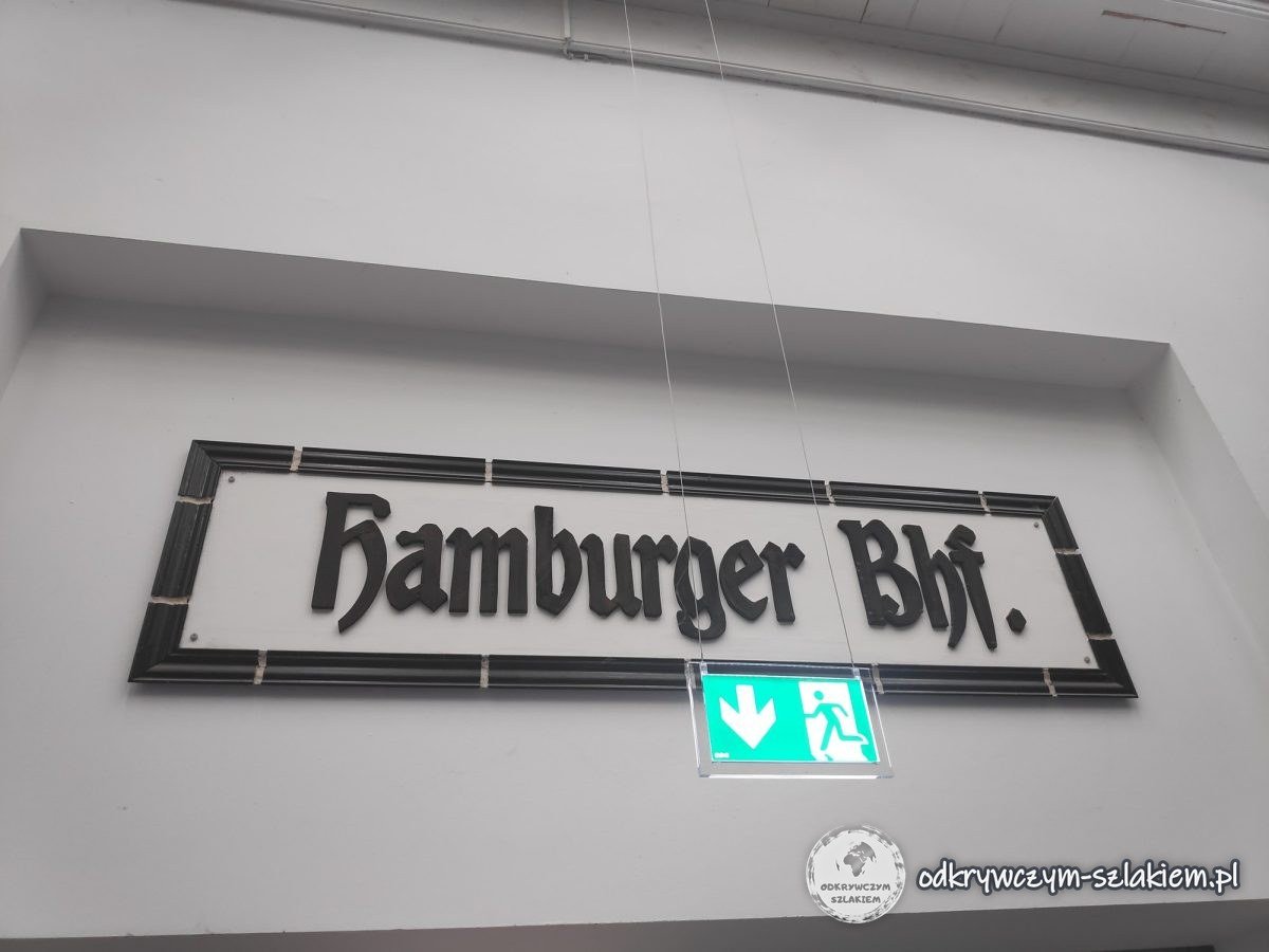 Historyczny szyld „Hamburger Bhf.” w muzeum