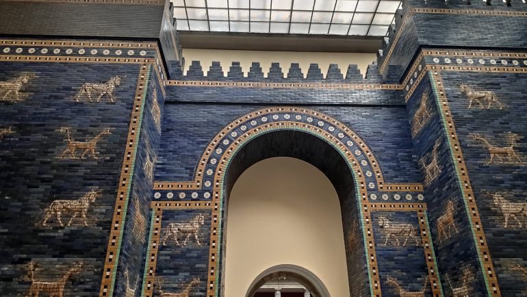 Brama Isztar z Babilonu w Pergamonmuseum w Berlinie