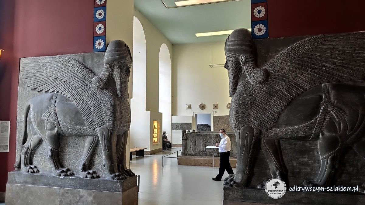Asyryjskie skrzydlate byki z ludzkimi głowami w Pergamonmuseum