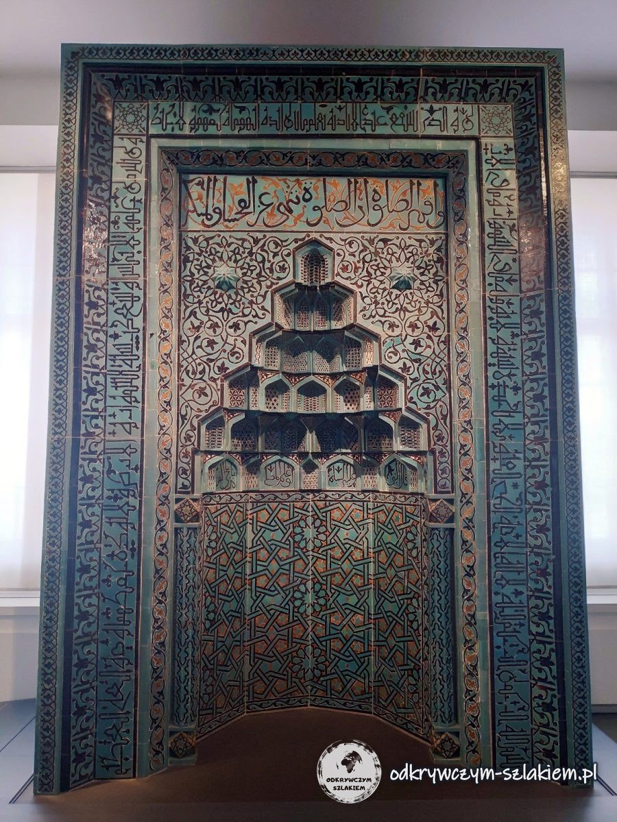 Mihrab z turkusowych kafli w Muzeum Sztuki Islamskiej w Berlinie