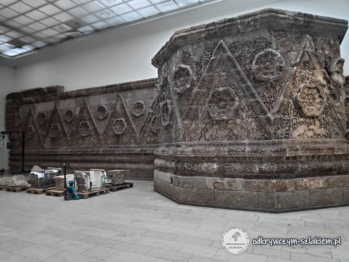 Fasada pałacu Mszatta z Jordanii w Muzeum Sztuki Islamskiej