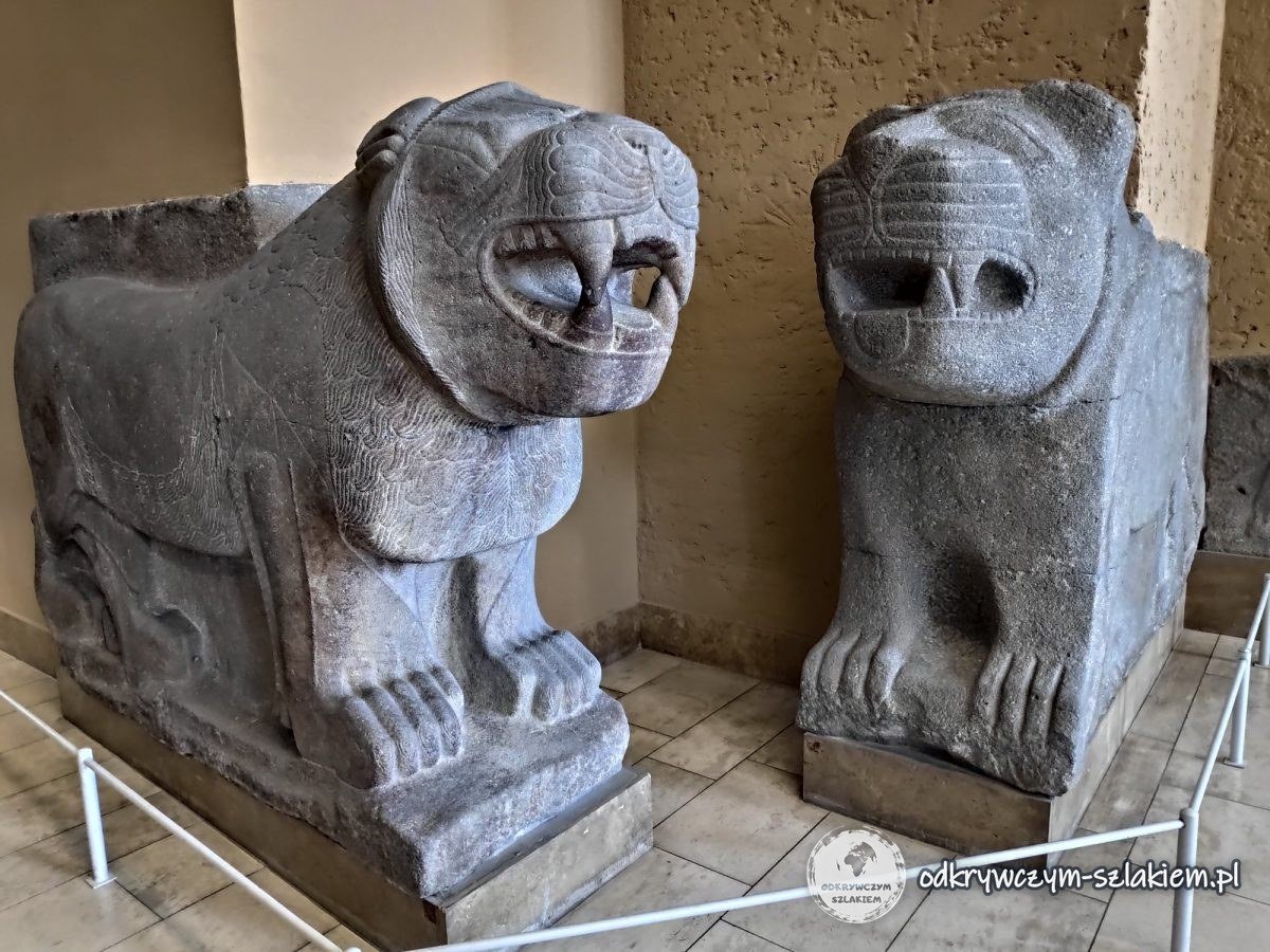 Kamienne lwy strażnicze ze starożytnej Syrii i Anatolii w Pergamonmuseum
