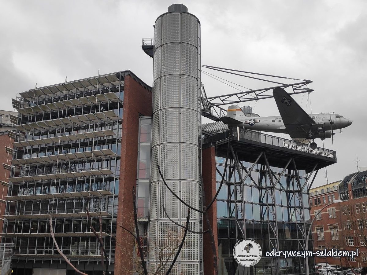 Niemieckie Muzeum Techniki w Berlinie z samolotem „Rosinenbomber” na dachu