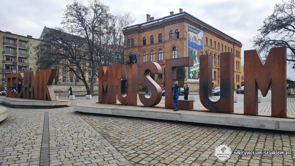 Duży napis „Museum” przed Niemieckim Muzeum Techniki
