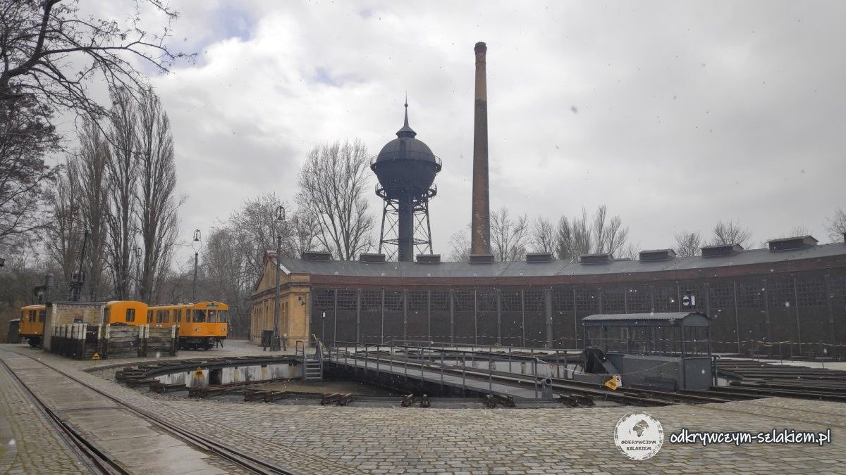 Parowozownia z obrotnicą i wieżą ciśnień przy Muzeum Techniki