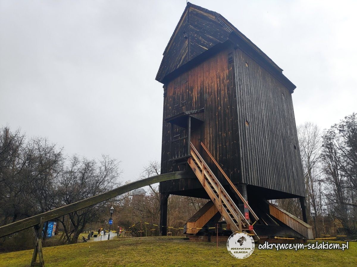 Drewniany wiatrak koźlak w parku Muzeum Techniki