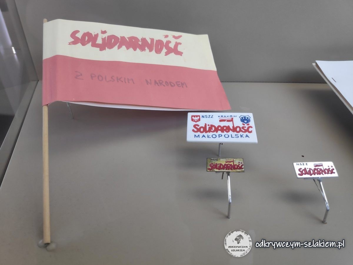 Flaga i znaczki „Solidarności” na wystawie w Tränenpalast