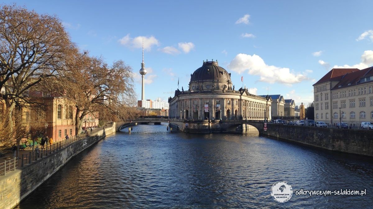 Bode-Museum na cyplu Wyspy Muzeów, w tle wieża telewizyjna