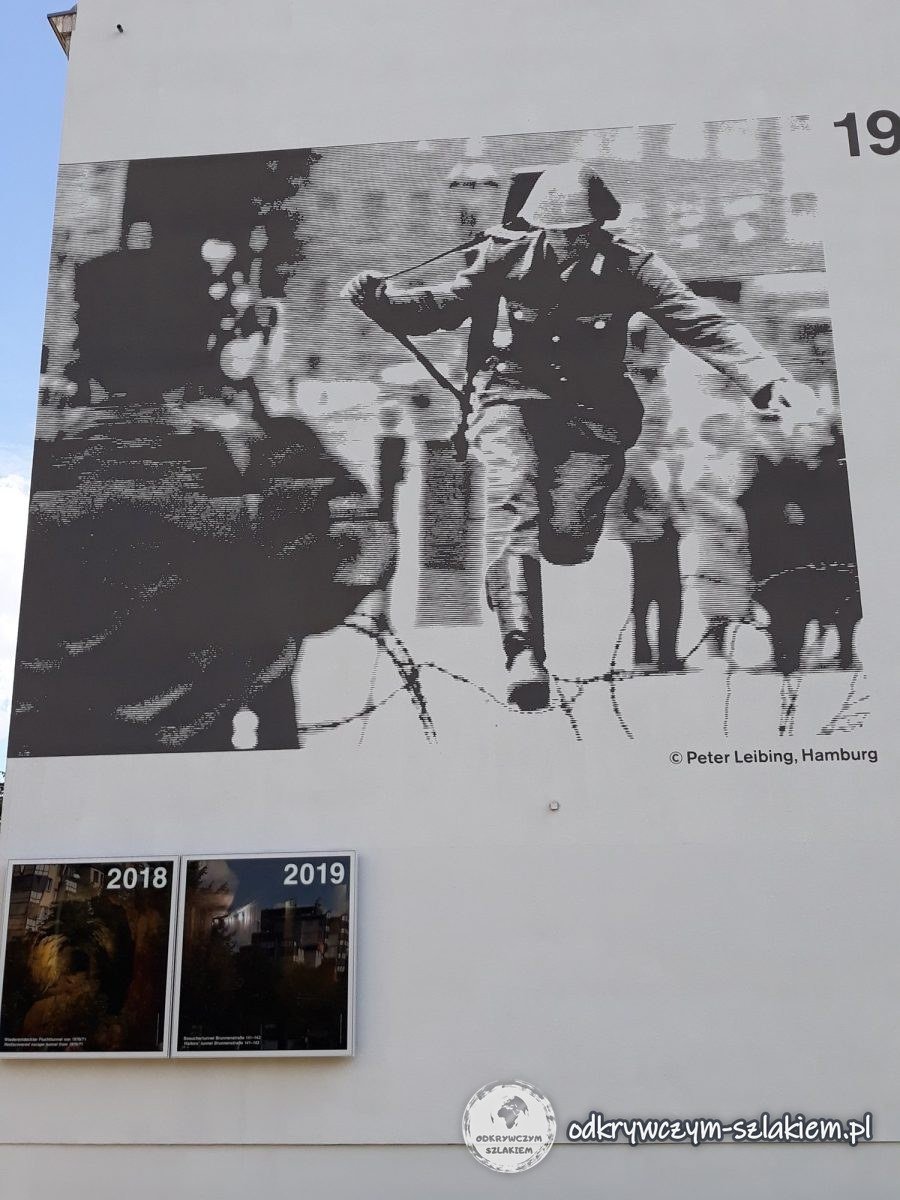 Enlarged photo of Conrad Schumann jumping over the barbed wire on the wall of a building on Bernauer Straße