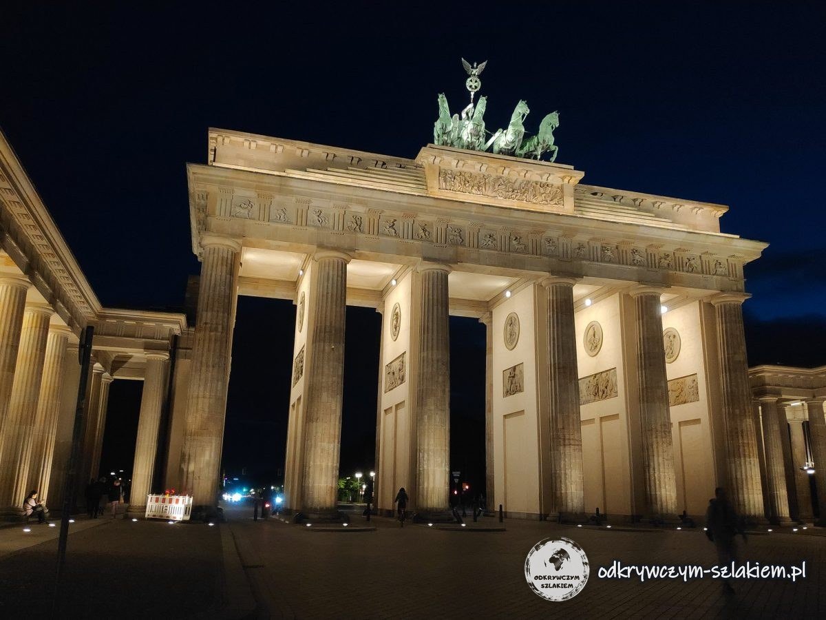 The Brandenburg Gate lit up at night