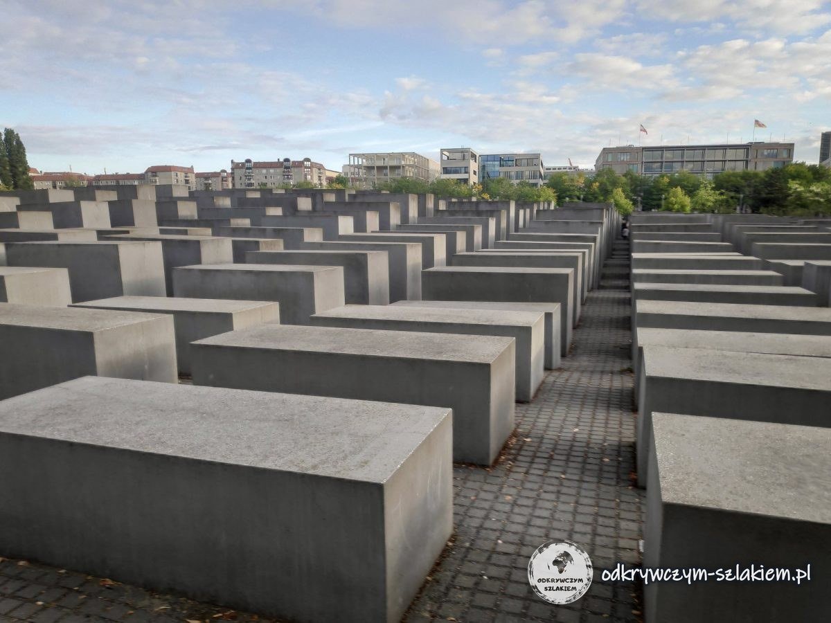 A field of concrete blocks of different heights – the Memorial to the Murdered Jews of Europe in Berlin
