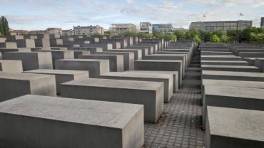 Pole betonowych bloków różnej wysokości – Pomnik Pomordowanych Żydów Europy w Berlinie