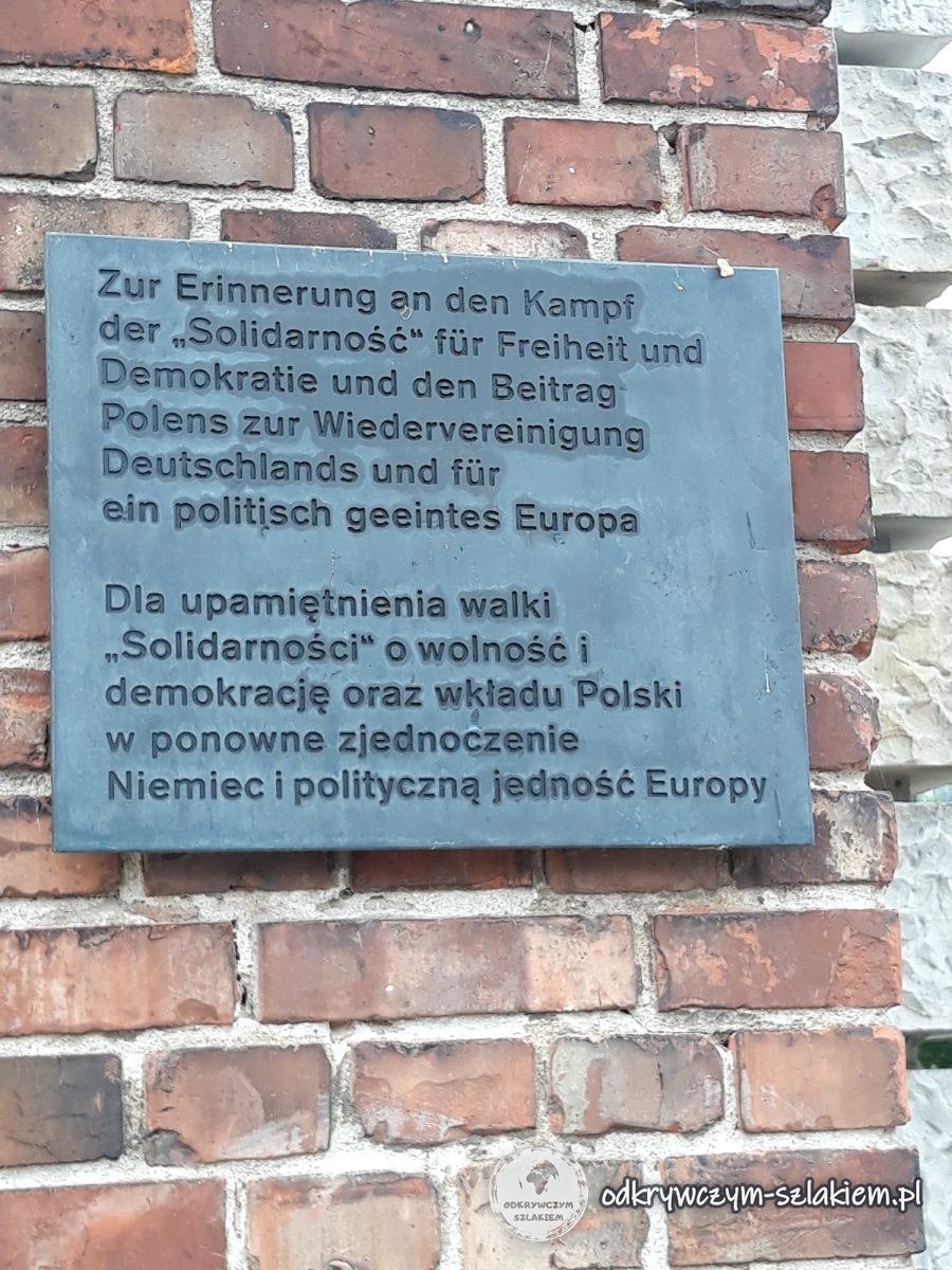 German–Polish plaque commemorating the struggle of Solidarność on a section of the Gdańsk Shipyard wall near the Reichstag