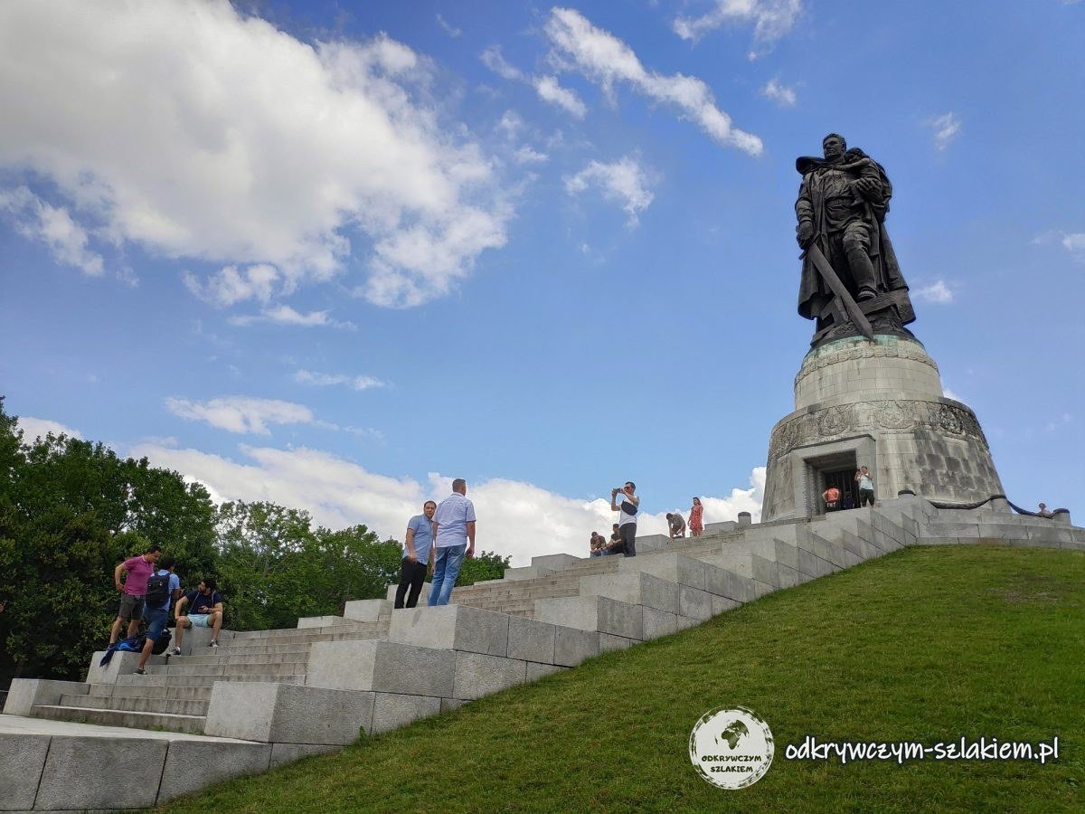 Steps up the mound to the statue of the soldier with a child in Treptower Park