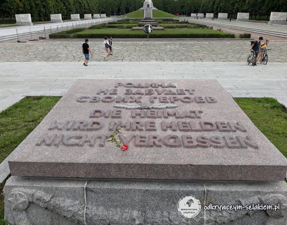 Granite slab inscribed “The Motherland will not forget its heroes” in Russian and German in Treptower Park