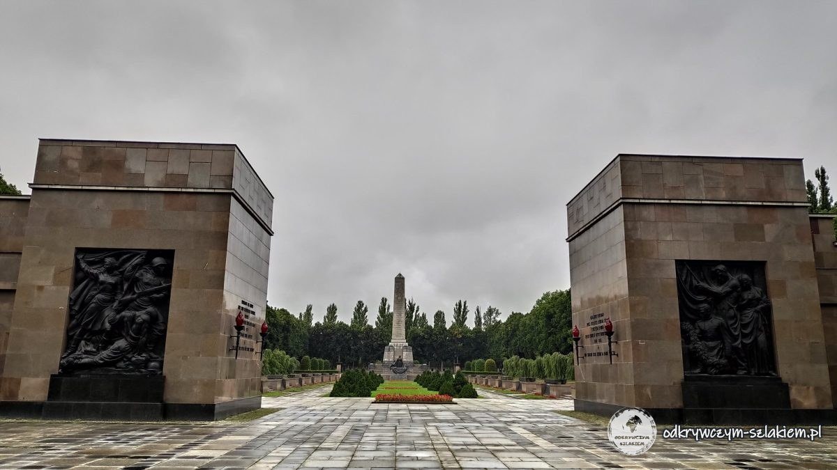 Pawilony bramy cmentarza żołnierzy radzieckich w Pankow