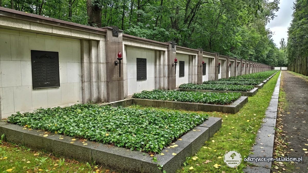 Groby żołnierzy wzdłuż muru cmentarza w Schönholzer Heide